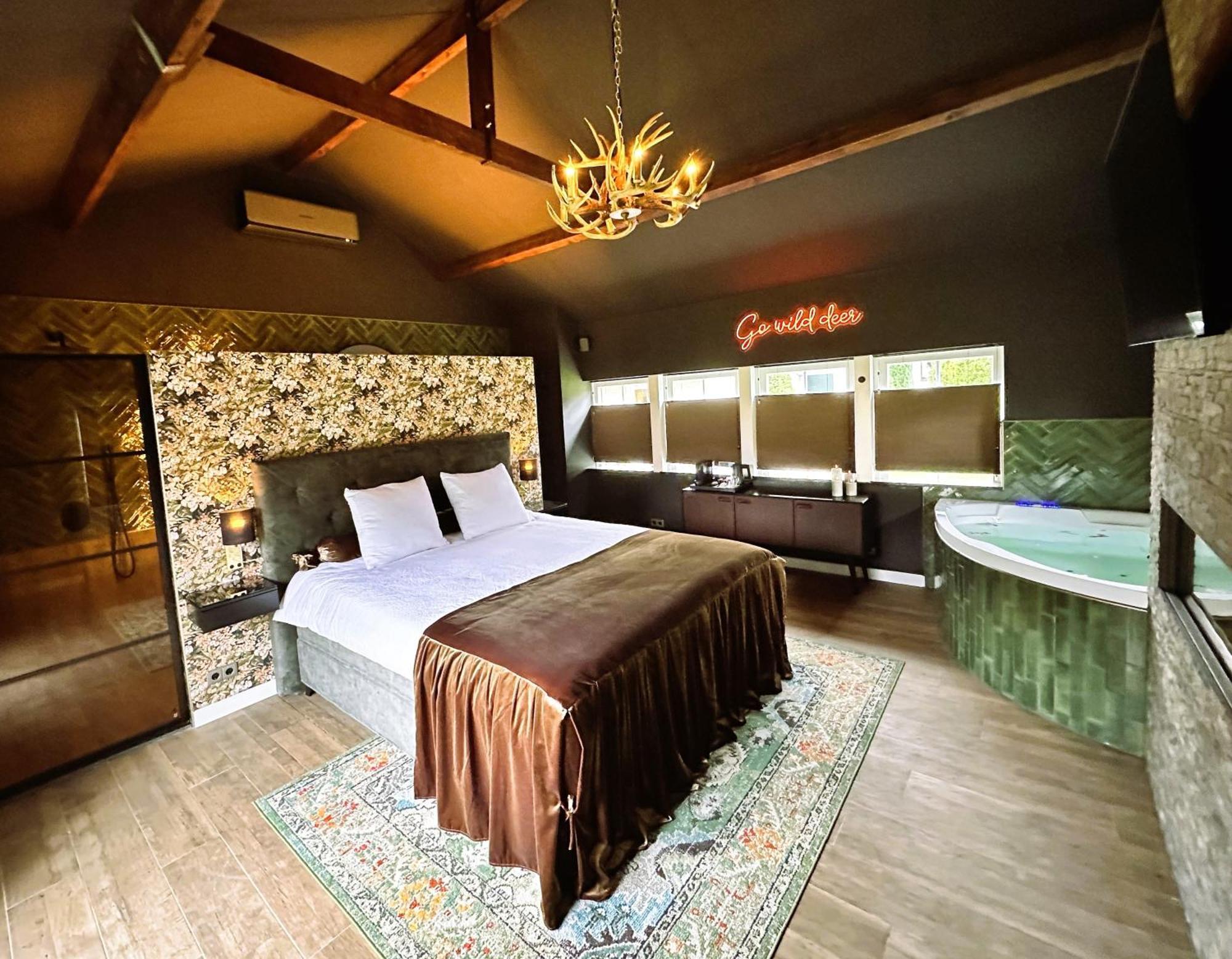 Wellness Tuin - Ultieme Partner Beleving - St Hubertus Suite Met Jacuzzi ,Openhaard, Prive Hottub En Prive Sauna In Jachthut Stijl هورست المظهر الخارجي الصورة
